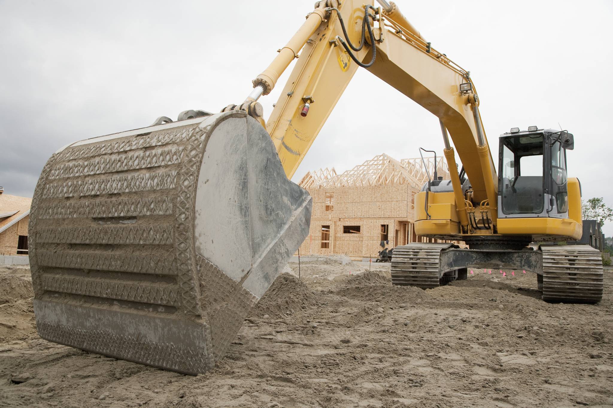Rigging crew positioning heavy equipment on an Oregon jobsite